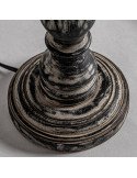 Détail du pied gris patiné avec ses moulures circulaires et le câble noir