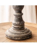 Vue rapprochée de la base gris patiné posée sur une table en bois clair