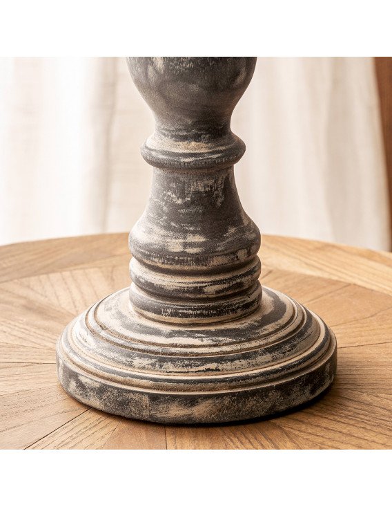 Vue rapprochée de la base gris patiné posée sur une table en bois clair