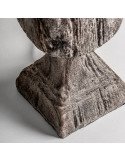 Base sculptée de la lampe de salon vue de biais, pied carré et moulures