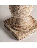 Détail du pied de la lampe en résine à texture patinée sur socle carré