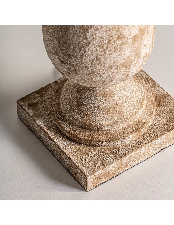 Détail du pied de la lampe en résine à texture patinée sur socle carré