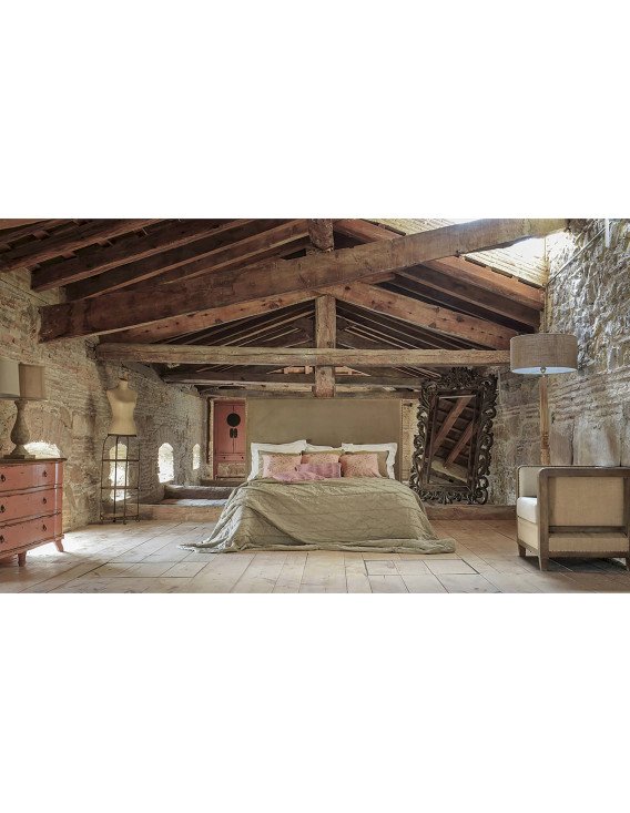 Lampe de salon posée dans une chambre rustique aux poutres apparentes