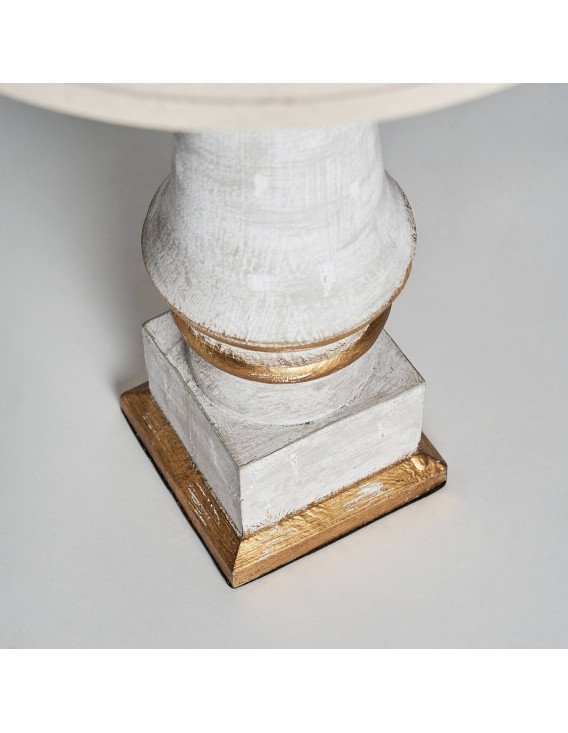 Lampe de salon, détail de la base carrée au pied blanc patiné et liseré doré
