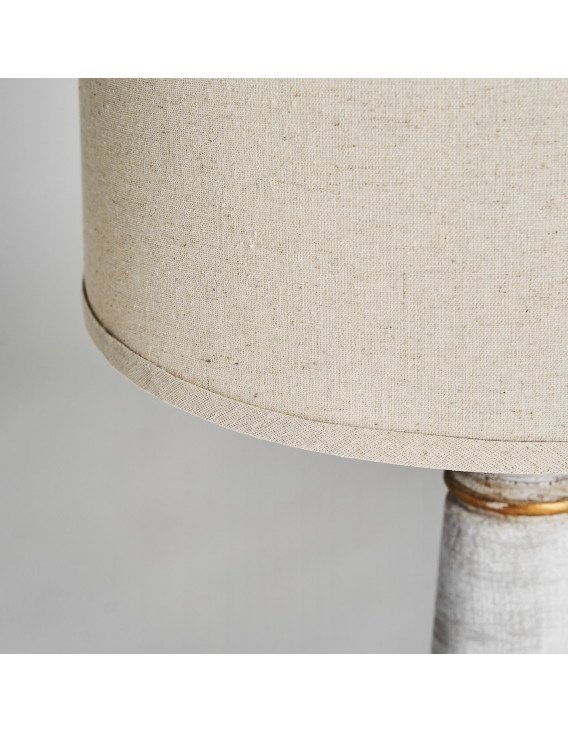 Lampe de salon, gros plan sur l'ourlet de l'abat-jour en lin beige