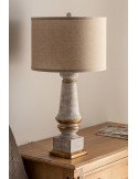 Lampe de salon en mise en situation sur une commode, vue de profil dans un intérieur