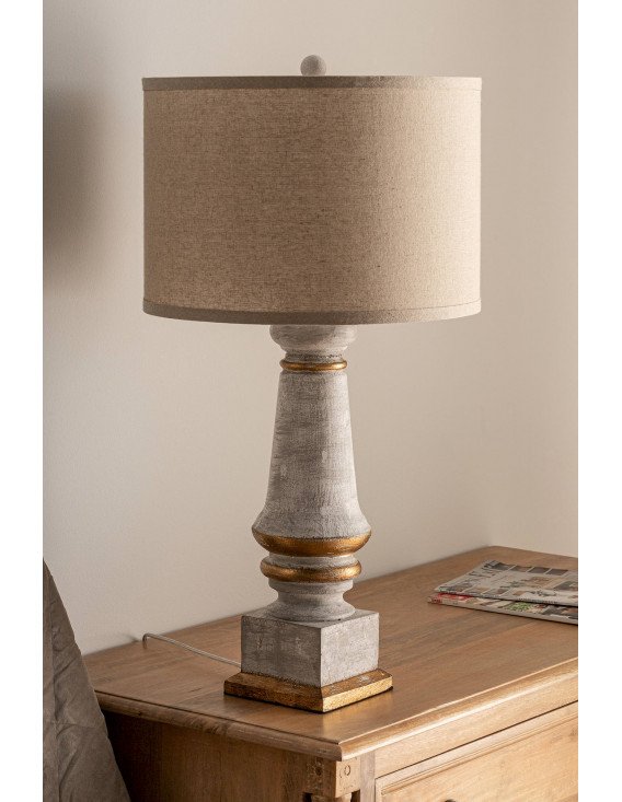 Lampe de salon en mise en situation sur une commode, vue de profil dans un intérieur