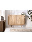 Buffet Nyry en bois mindi avec deux portes coulissantes dans une pièce lumineuse