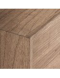 Angle du meuble TV en bois clair, assemblage des panneaux en onglet