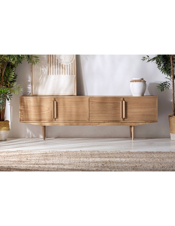 Meuble TV en bois clair posé sur un tapis, mur blanc et plantes de chaque côté