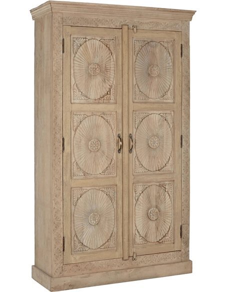 charme naturel de l'armoire sculptée